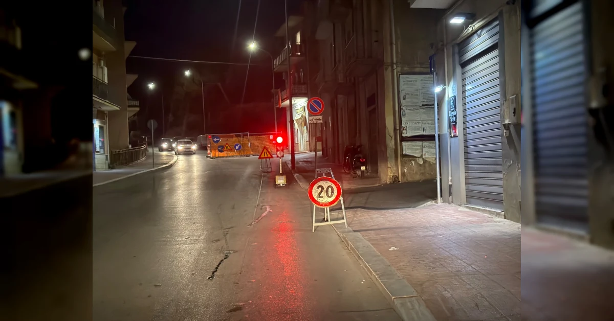 Semaforo in via Mazzini a Sciacca per lavori Aica dopo cedimento stradale