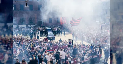 Migliaia di tifosi rossoneri salutano Franco Baresi ai funerali a Milano