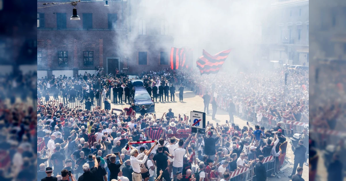Migliaia di tifosi rossoneri salutano Franco Baresi ai funerali a Milano davanti alla Basilica di Sant'Ambrogio