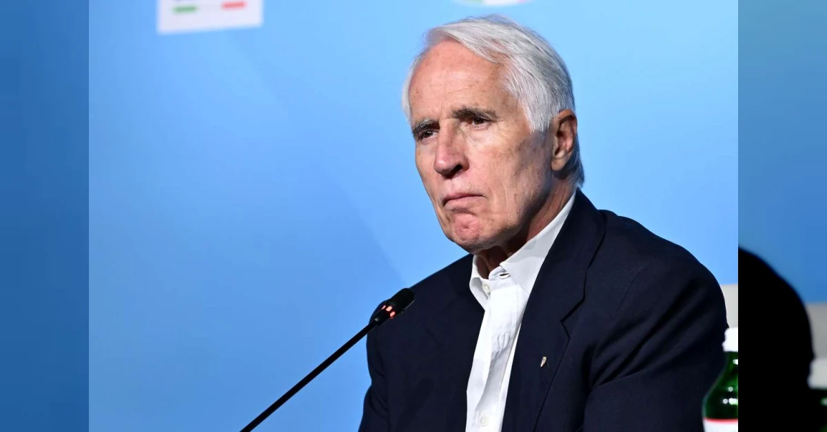 Giovanni Malagò presidente FIGC in primo piano con microfono e loghi radio TV sullo sfondo