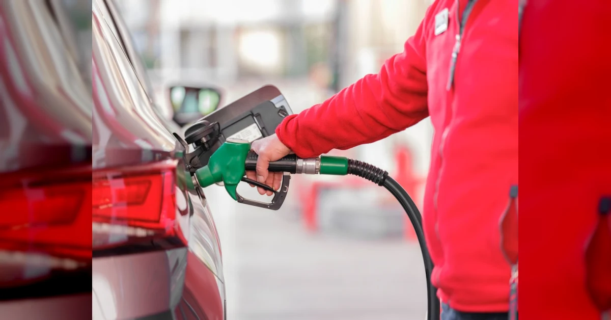 Distributore di carburante con display che mostra il prezzo del gasolio durante lo sconto governativo
