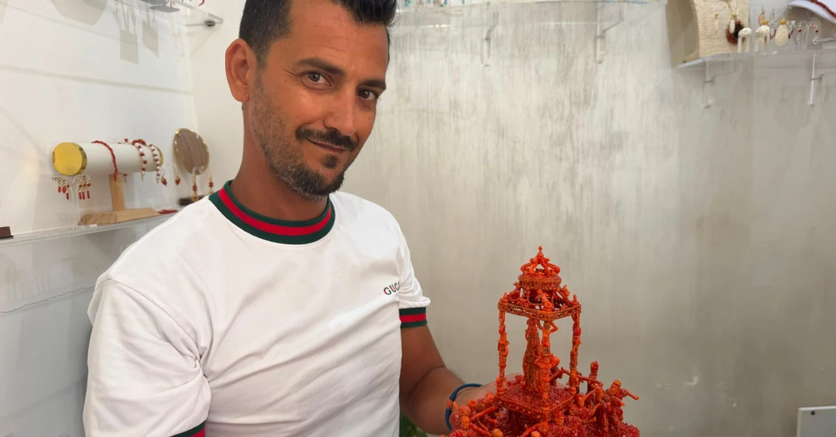 Statua in corallo della Madonna del Soccorso realizzata dal maestro Mauro Donno per il progetto Maria e il Corallo a Sciacca