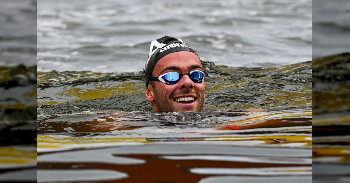 Gregorio Paltrinieri festeggia la medaglia di bronzo nella 5 km agli Europei di nuoto di fondo a Parigi