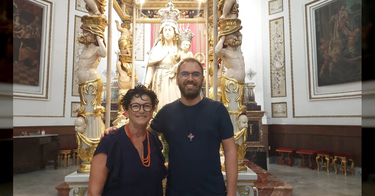 Icona della Madonna del Soccorso con libro sul centenario della liberazione dalla peste a Sciacca