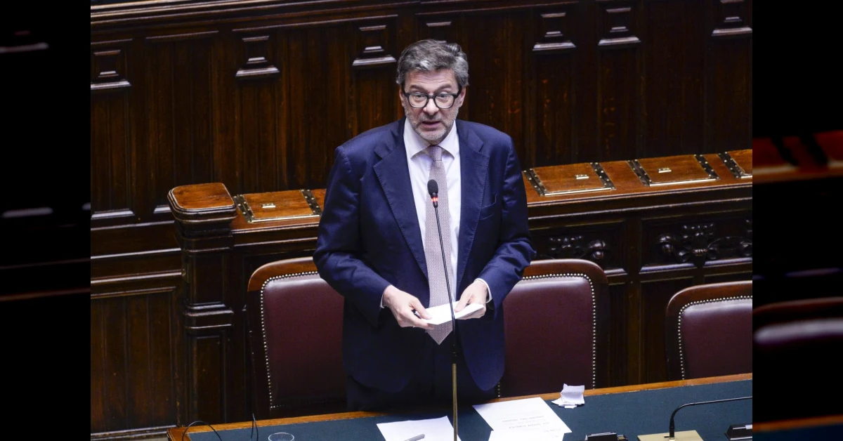 Giorgetti annuncia alla Camera la richiesta all'Ue per scostamenti di bilancio su difesa e energia