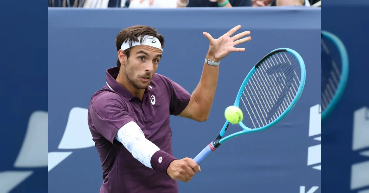 Lorenzo Musetti in azione durante il match contro Nicolas Mejia al Masters 1000 di Montreal