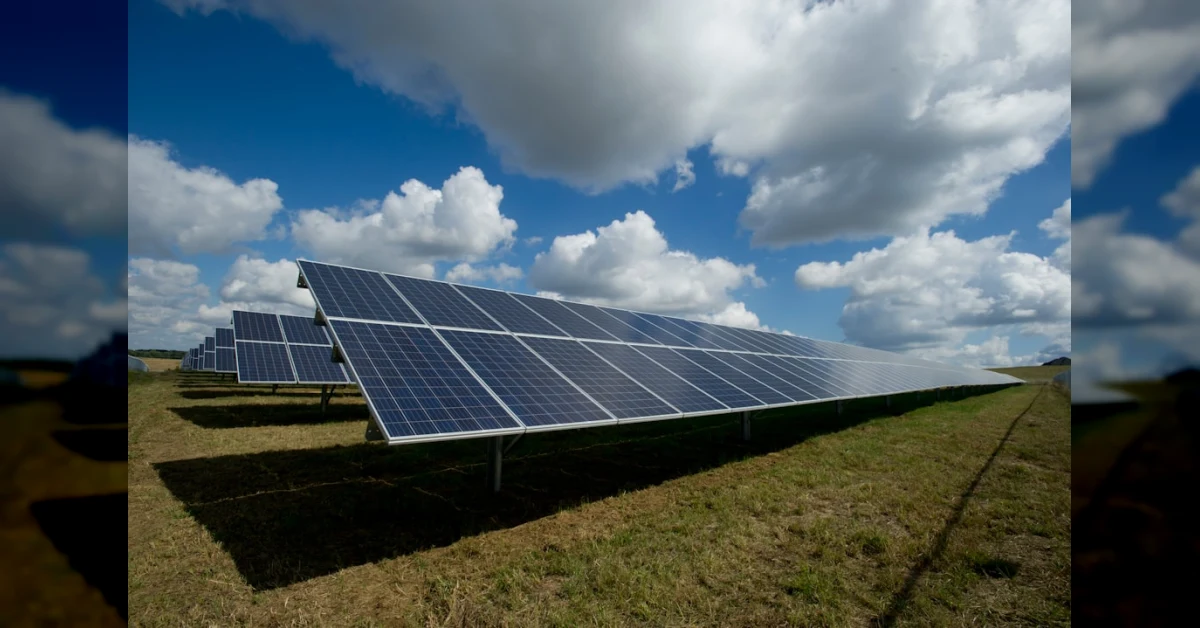 Pannelli fotovoltaici su tetto di casa con sole e documento fiscale
