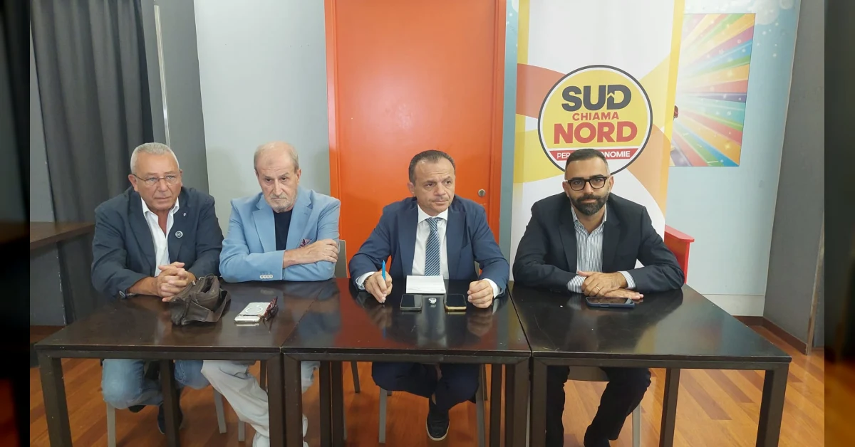 Cateno De Luca con i consiglieri comunali Blo' e Brucculeri a Sciacca