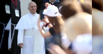 Papa Leone XIV ad Assisi esorta i giovani alla pace e alle scelte coraggiose davanti a 2500 pellegrini