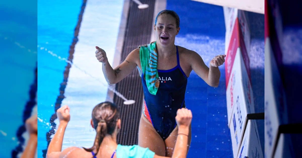 Chiara Pellacani ed Elisa Pizzini festeggiano l'oro nel sincro 3 metri agli Europei di tuffi di Parigi
