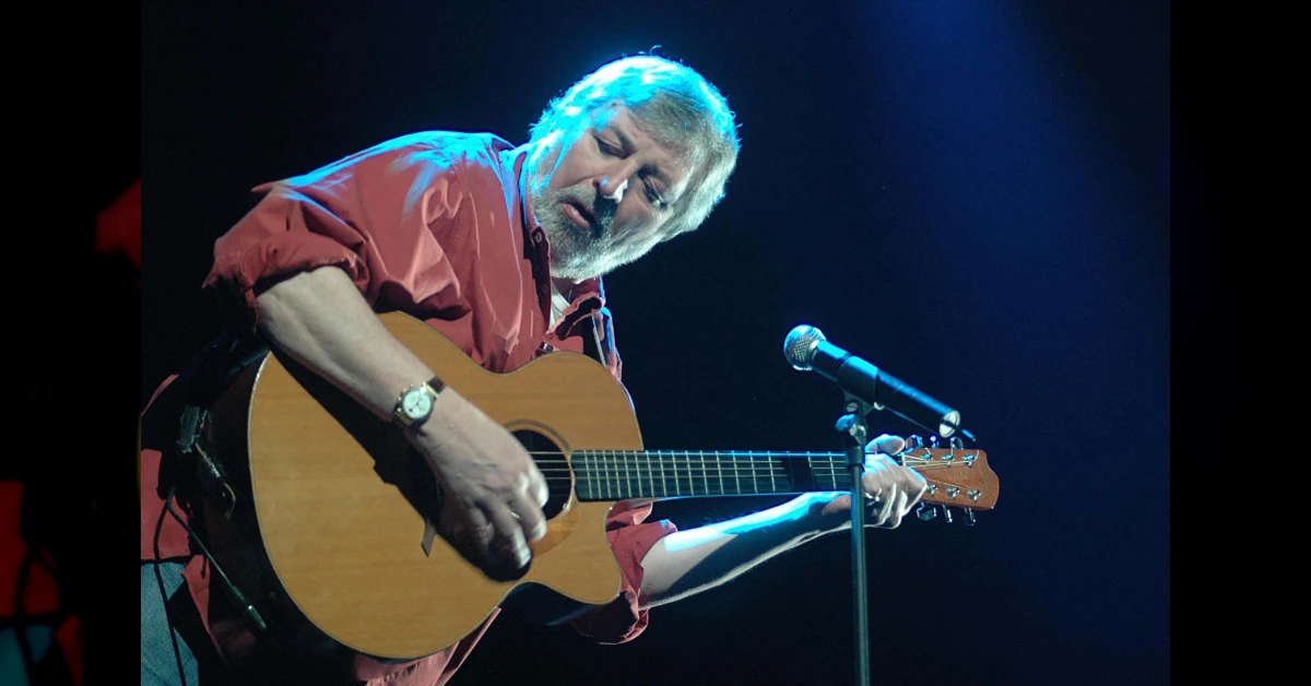 Ritratto di Francesco Guccini con chitarra, cantautore italiano scomparso a 86 anni