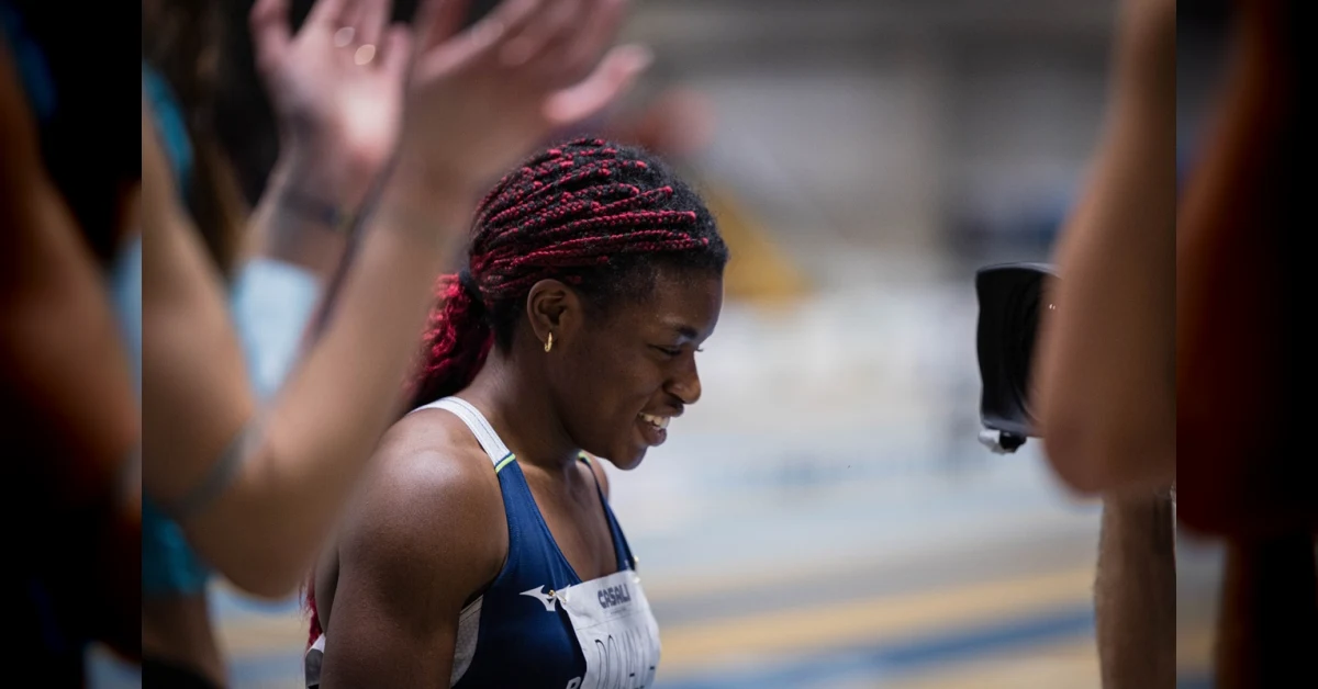 Kelly Doualla festeggia la medaglia di bronzo nei 100 metri ai Mondiali Under 20 di Eugene