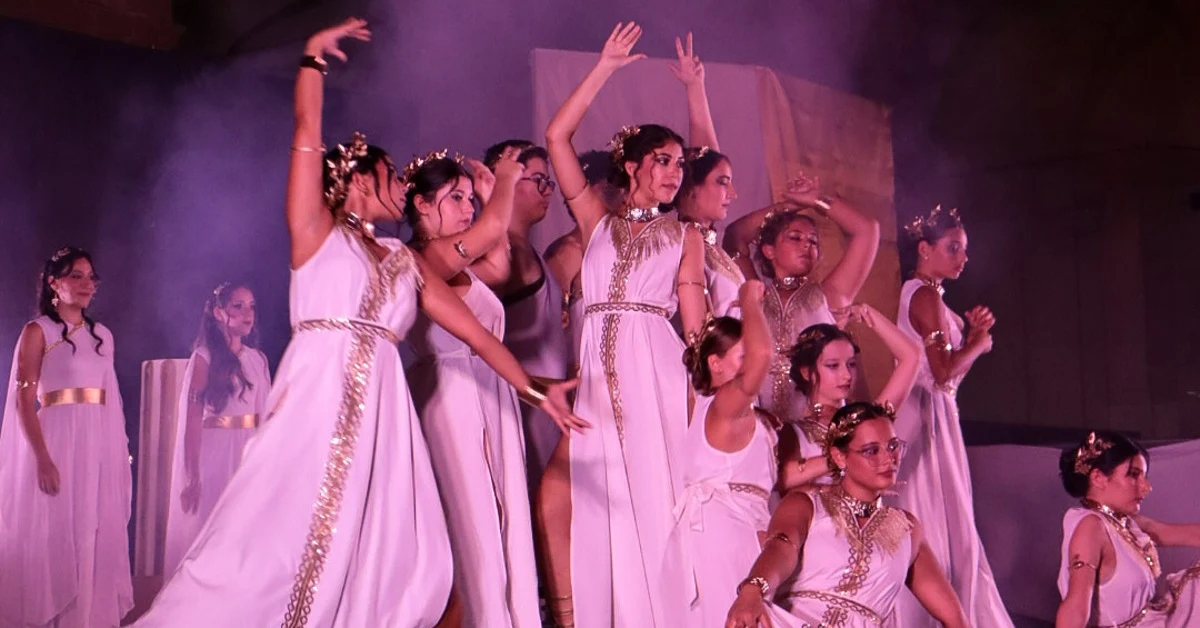 Scena del musical La Mitica Armonia a Sciacca con giovani attori in costumi ispirati all'antica Grecia sul palco