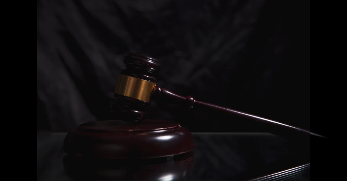 Giudice con martelletto e documenti medici su una scrivania, simbolo della decisione della Cassazione sull'invalidità civile