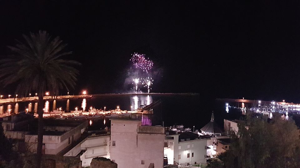 Falò su una spiaggia dell'Agrigentino durante la notte di Ferragosto con controlli di sicurezza