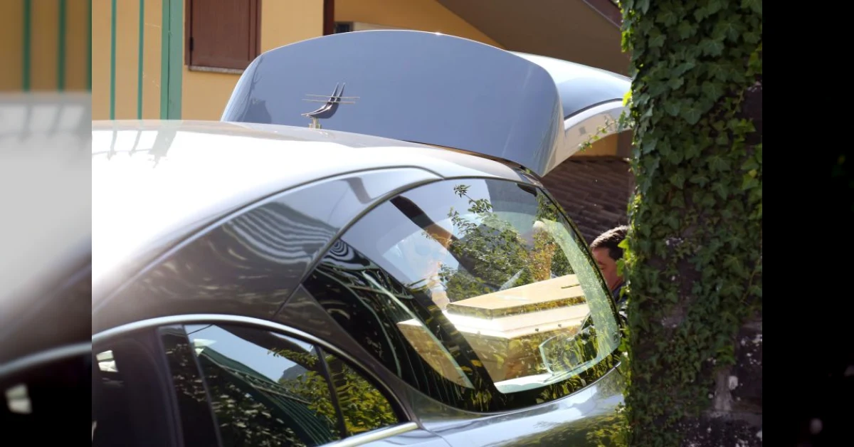 Ultimo saluto laico a Francesco Guccini nella sua casa a Pavana, tra i monti dell'Appennino, con pochi intimi nel cortile privato.