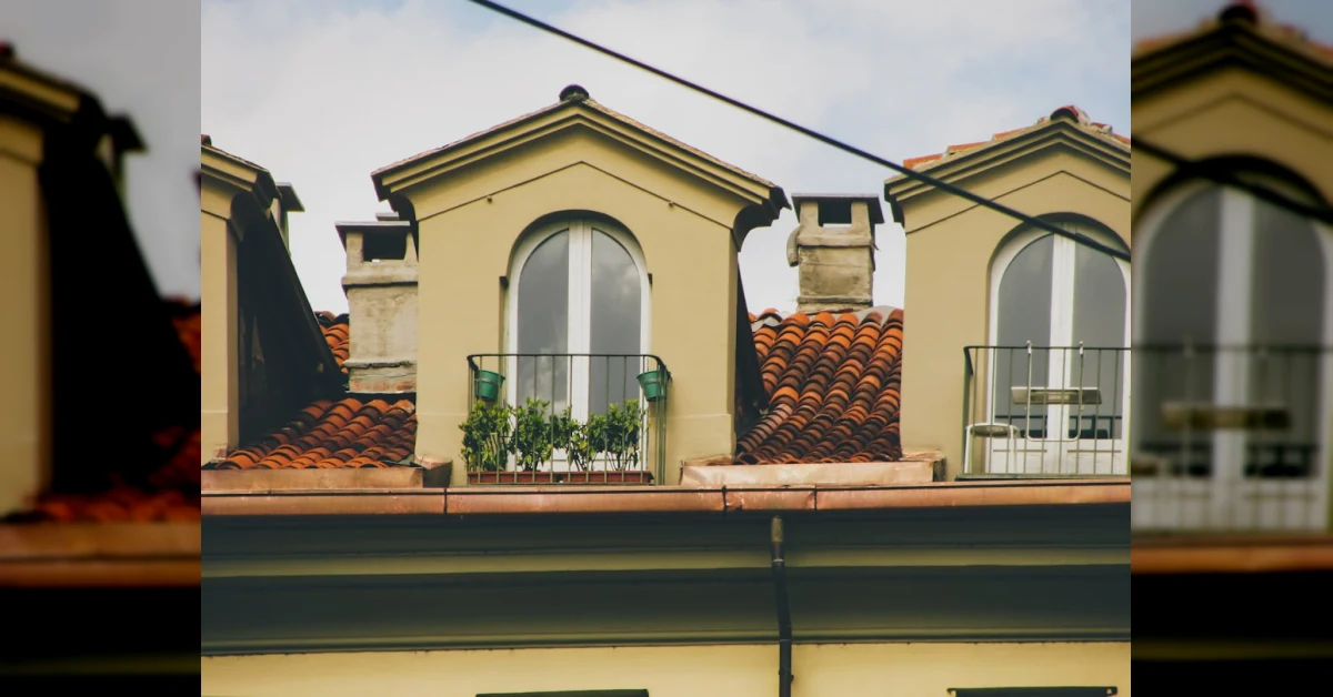 Terrazza a livello condominiale con vista su edifici, illustrazione della contesa sulla proprietà comune