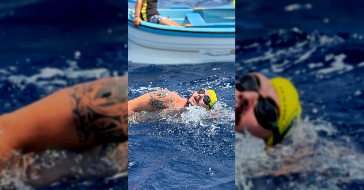 Gioele Primo nuota nello Stretto di Messina durante la sua traversata