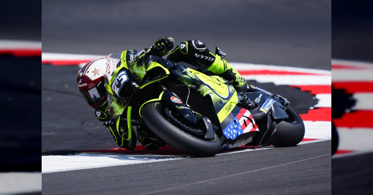 Raul Fernandez celebra la vittoria nel GP di Gran Bretagna a Silverstone sulla sua Aprilia