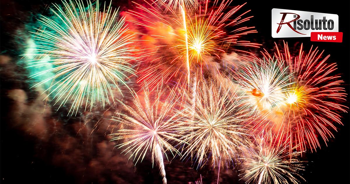 Fuochi d'artificio colorati sul mare di Sciacca a Ferragosto, spettacolo pirotecnico dal molo di levante