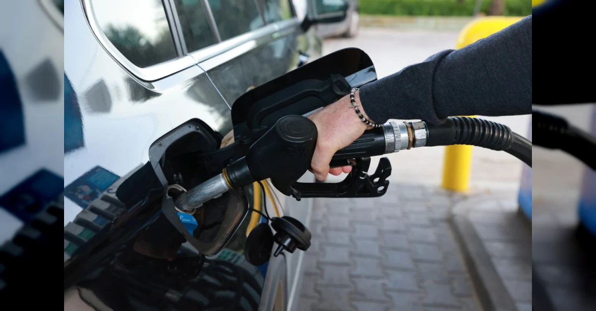 Guardia di Finanza controlla un distributore di carburante per contrastare le frodi sulle accise