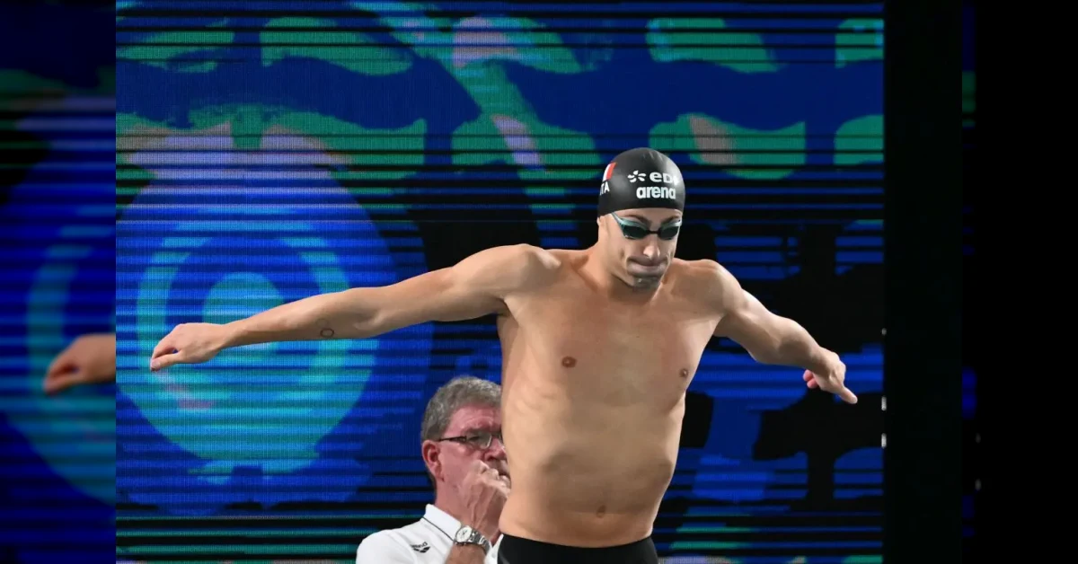 Alberto Razzetti festeggia con la medaglia d'argento vinta nei 400 misti agli Europei di nuoto di Parigi