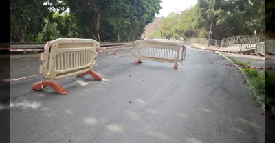 Nuove transenne in via Madonna della Rocca, la strada resta a senso unico in attesa d'intervento