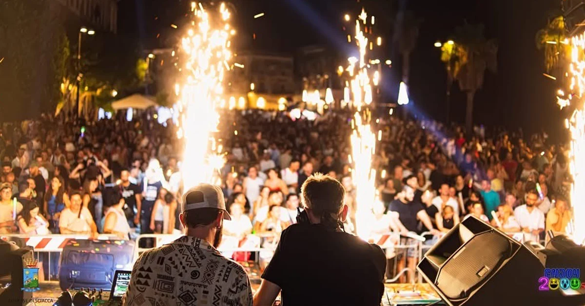 Enjoy 2000s party a Sciacca in Piazza Scandaliato con dj e folla che balla sotto le stelle