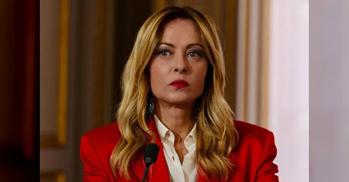 Giorgia Meloni sorride in un'intervista, simbolo delle promesse di tagli fiscali e salari più alti per il 2026.