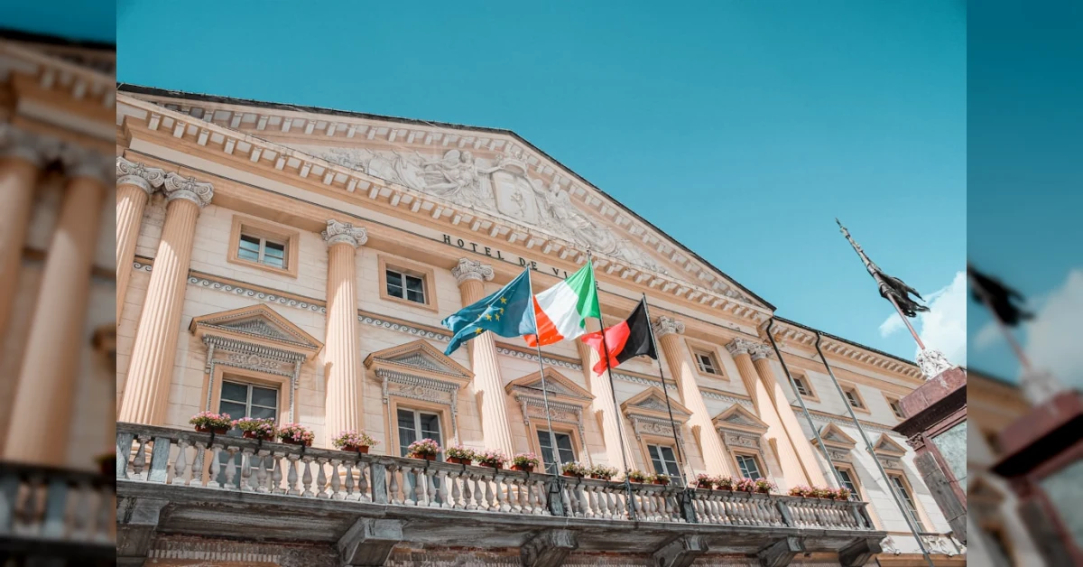 Dipendenti pubblici delle Funzioni centrali festeggiano l'aumento contrattuale in un ufficio ministeriale
