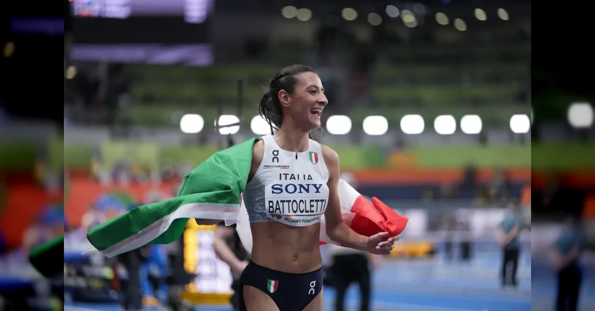 Nadia Battocletti festeggia la medaglia d'oro nei 5000 metri agli Europei di Birmingham