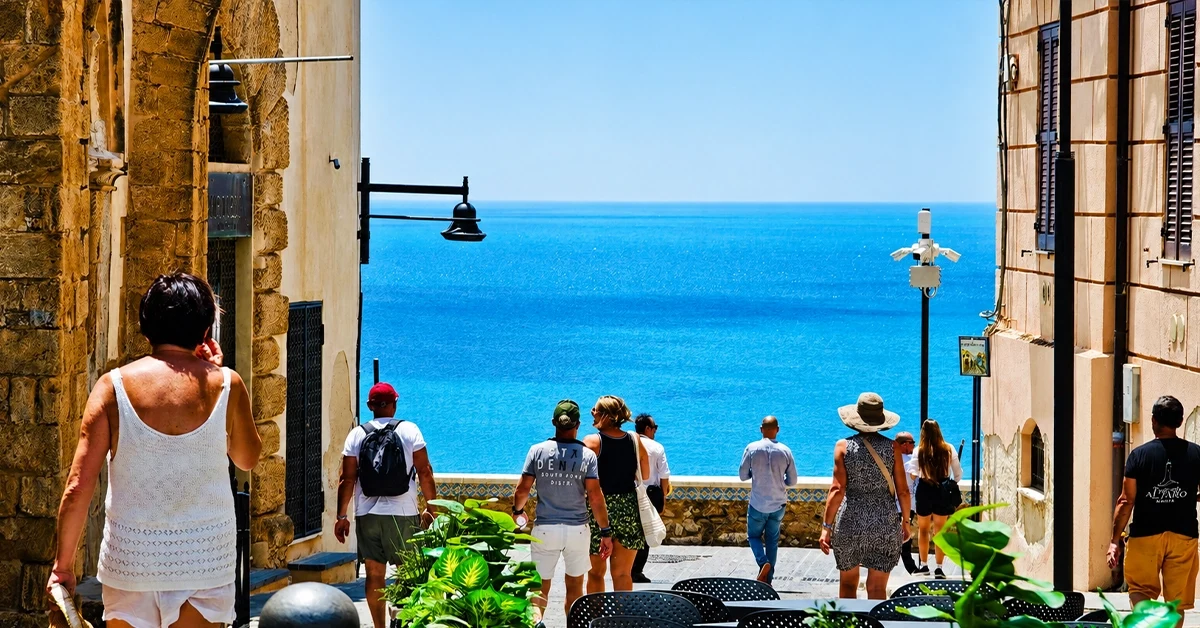 Veduta panoramica di Sciacca con il mare e il lungomare in estate, turisti e strutture ricettive