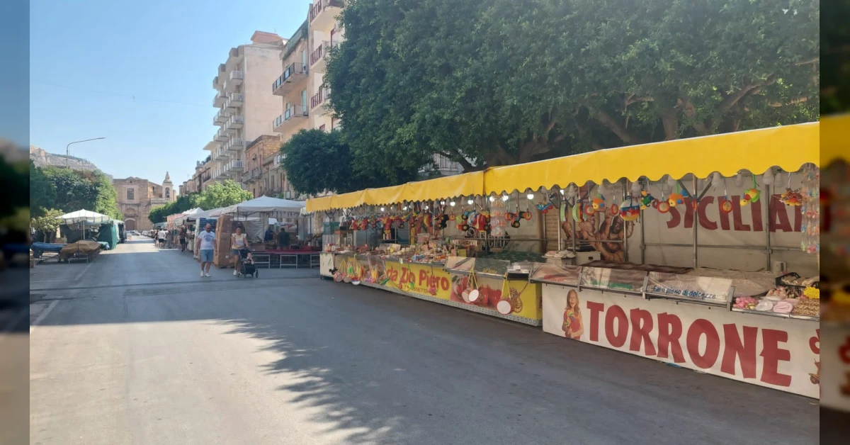 Bancarelle della fiera di Ferragosto in viale della Vittoria a Sciacca con residenti e ambulanti