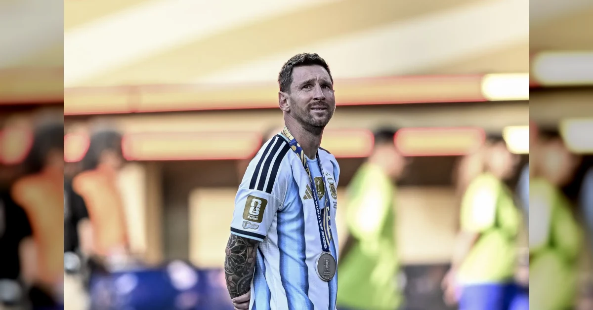 Lionel Messi commosso scrive una lettera al padre Jorge dopo la sua scomparsa, sullo sfondo un campo da calcio