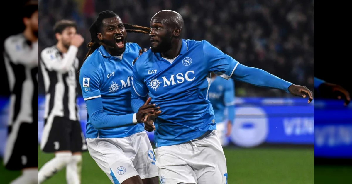 Romelu Lukaku saluta i tifosi del Napoli durante la sua ultima partita