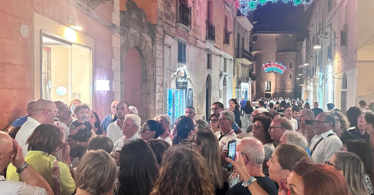 Percorso narrativo dedicato alla Madonna del Soccorso a Sciacca con partecipanti lungo le vie del centro storico