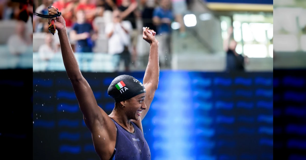 Sara Curtis festeggia il record del mondo nei 50 dorso agli Europei di Parigi 2026