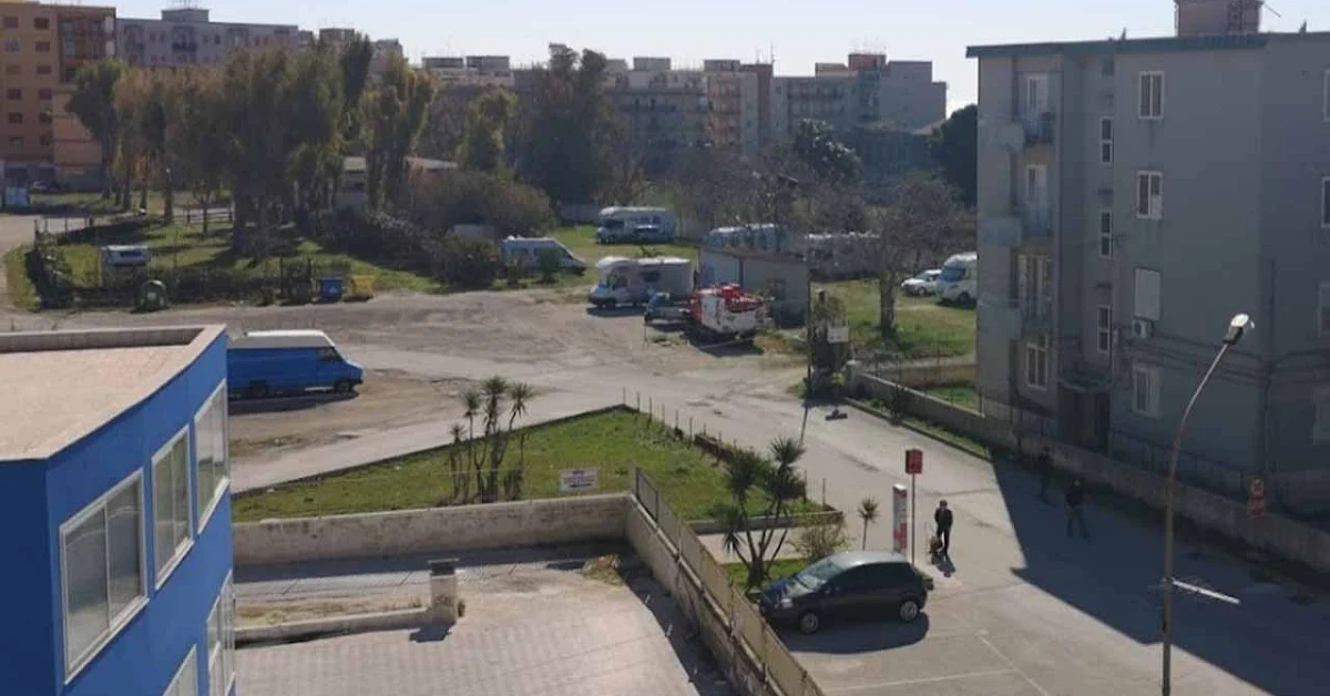 Sparatoria in via Von Platen a Siracusa, padre e figlio feriti a bordo di un Ape calessino