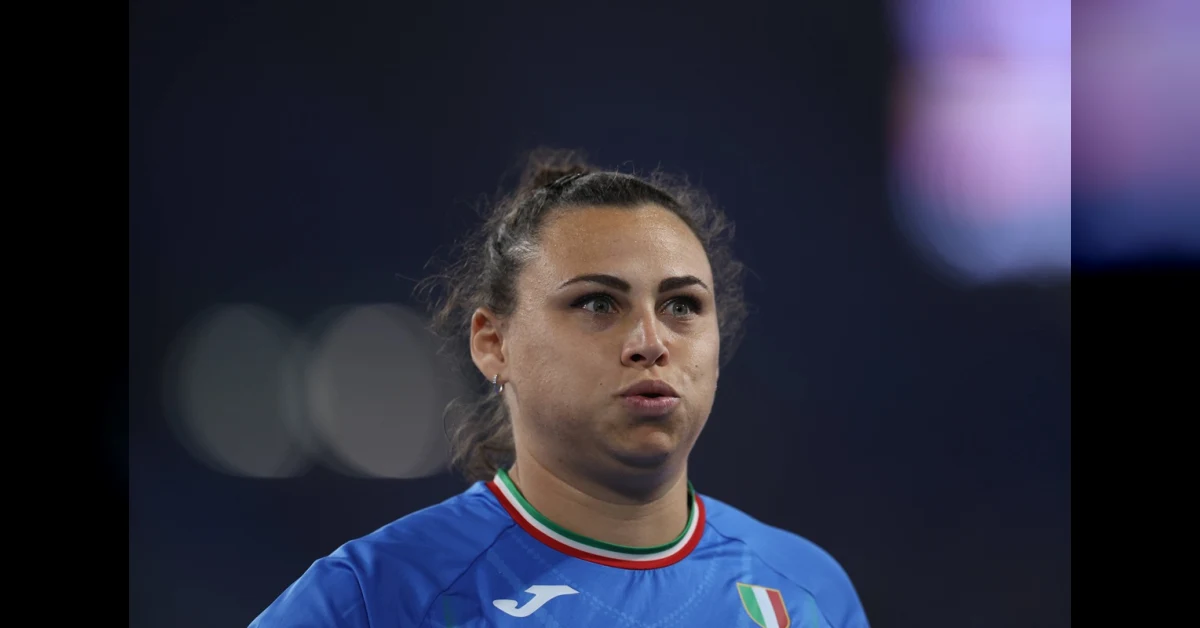 Sara Fantini sorride con la medaglia d'argento al collo sul podio dei Europei di atletica di Birmingham 2026