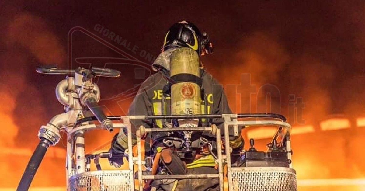 Incendio in un'azienda di recupero rifiuti a Licata, fumo e fiamme dal capannone