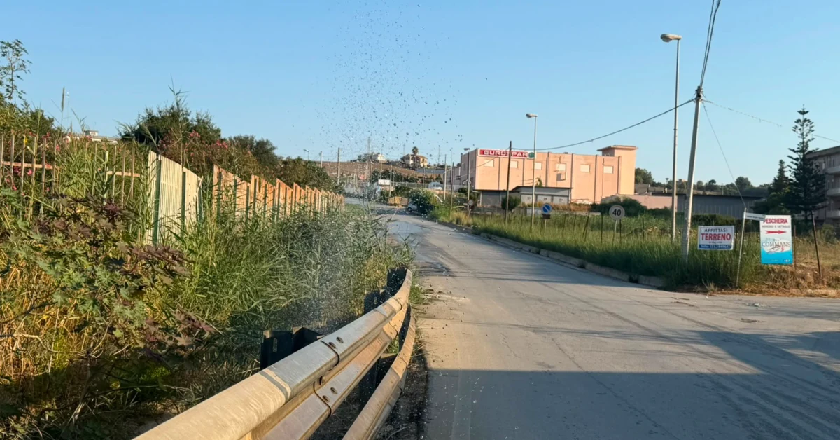 Perdita idrica in via Lioni a Sciacca, acqua che cade come una doccia sulla strada