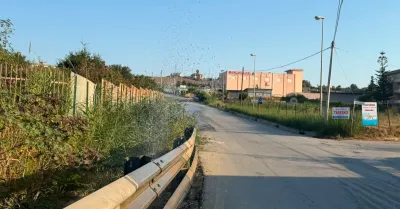 Doccia gratis in via Lioni a Sciacca, la perdita idrica fa arrivare l'acqua anche dall'alto (Video)