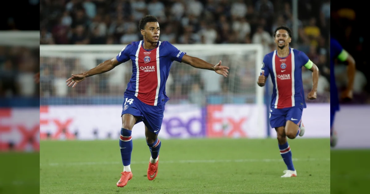 Festeggiamenti PSG con trofeo Supercoppa Europea dopo vittoria su Aston Villa