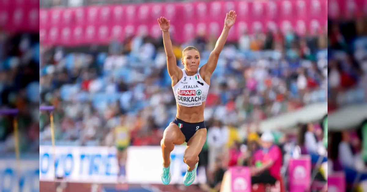 Dariya Derkach esulta dopo aver vinto l'oro europeo nel salto triplo a Birmingham
