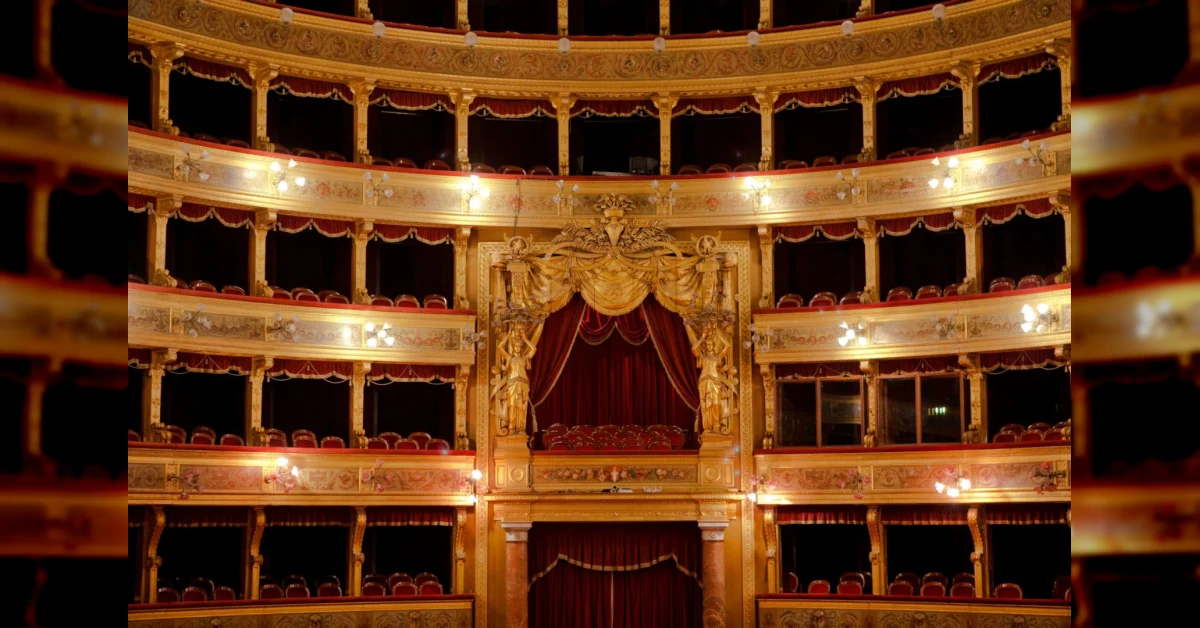 Il Teatro Massimo di Palermo, simbolo dell'opera lirica italiana, con la sua imponente architettura neoclassica