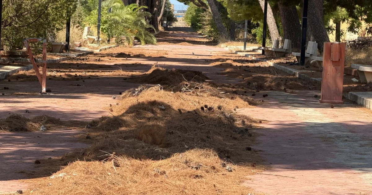 Parco delle Terme di Sciacca in stato di abbandono con giochi per bambini danneggiati