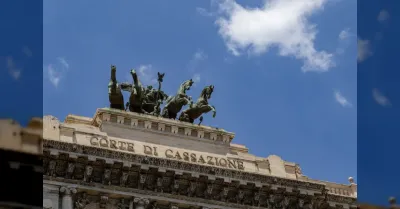 Cassazione n. 24595 del 2026 protegge la casa dai debiti dei figli autonomi