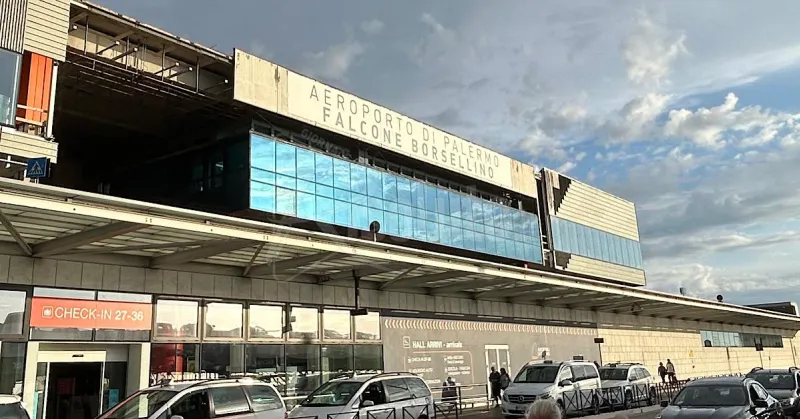 Etna, aeroporto di Catania chiuso fino alle 15: molti voli trasferiti a Palermo