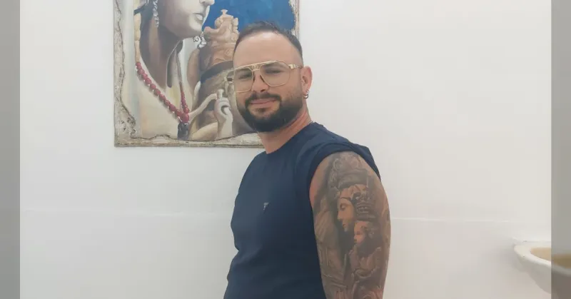 La devozione per la Madonna del Soccorso di Sciacca impressa sulla pelle, giovane portatore dedica alla Patrona tatuaggio (Video)