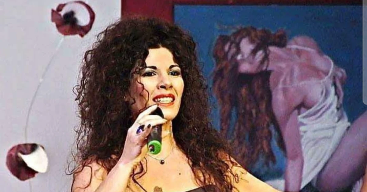 Tiziana Sinagra canta l'Ave Maria di Gounod durante la Fumata per la Madonna del Soccorso a Sciacca